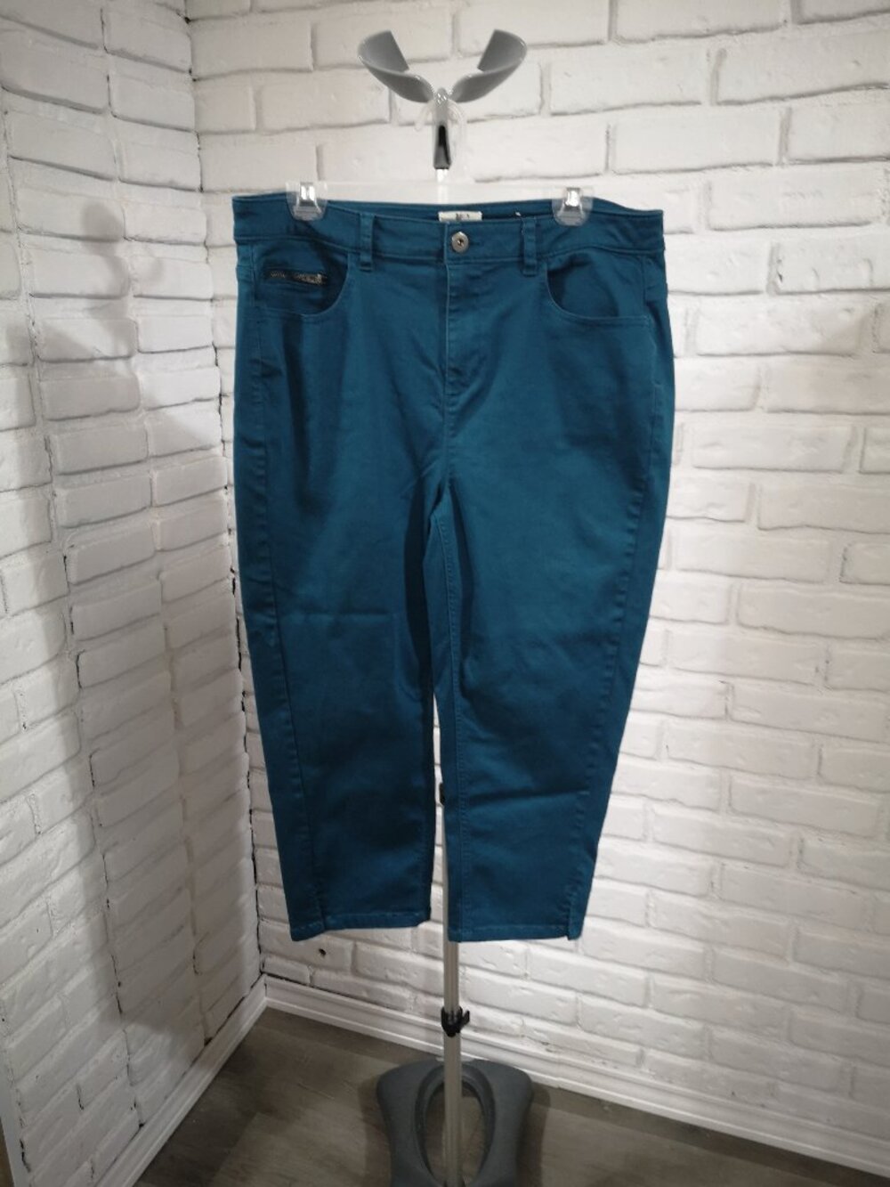 d/c Jeans Women's Size 16 Teal Zipper & Button Closure Capri Length Pant
